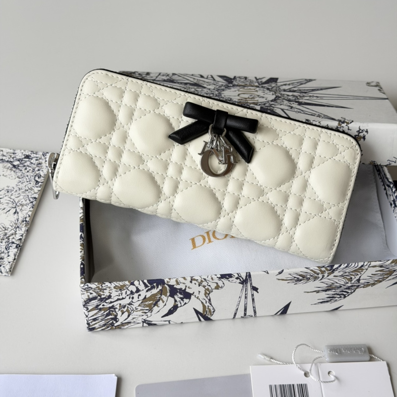 Кошелек Christian Dior со стеганой отделкой и бантом