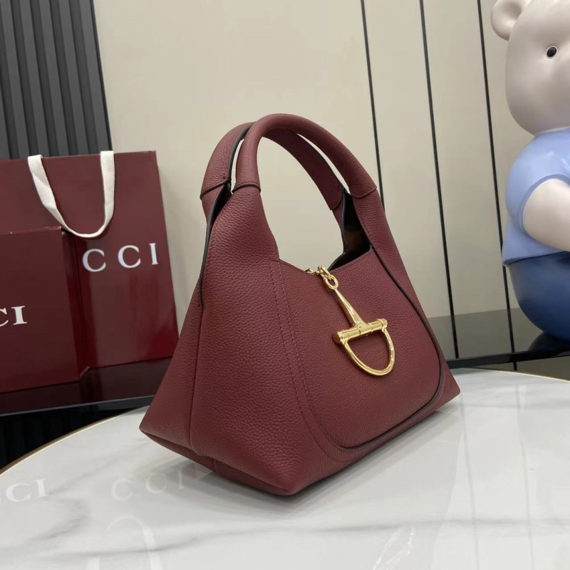 Сумка Gucci с золотой фурнитурой