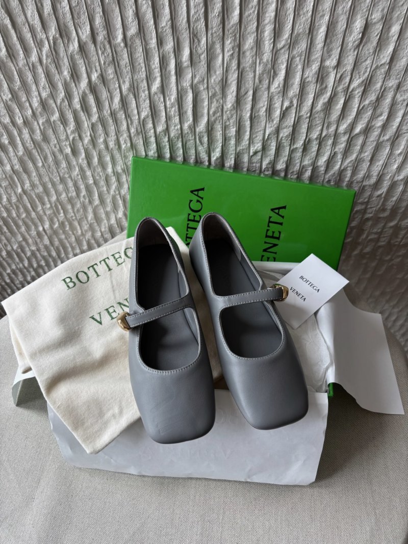 Туфли женские серые с квадратным носком и золотой пряжкой Bottega Veneta