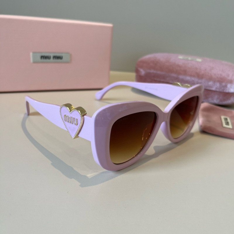 Солнцезащитные очки женские, розовые, декор в виде сердца Miu Miu