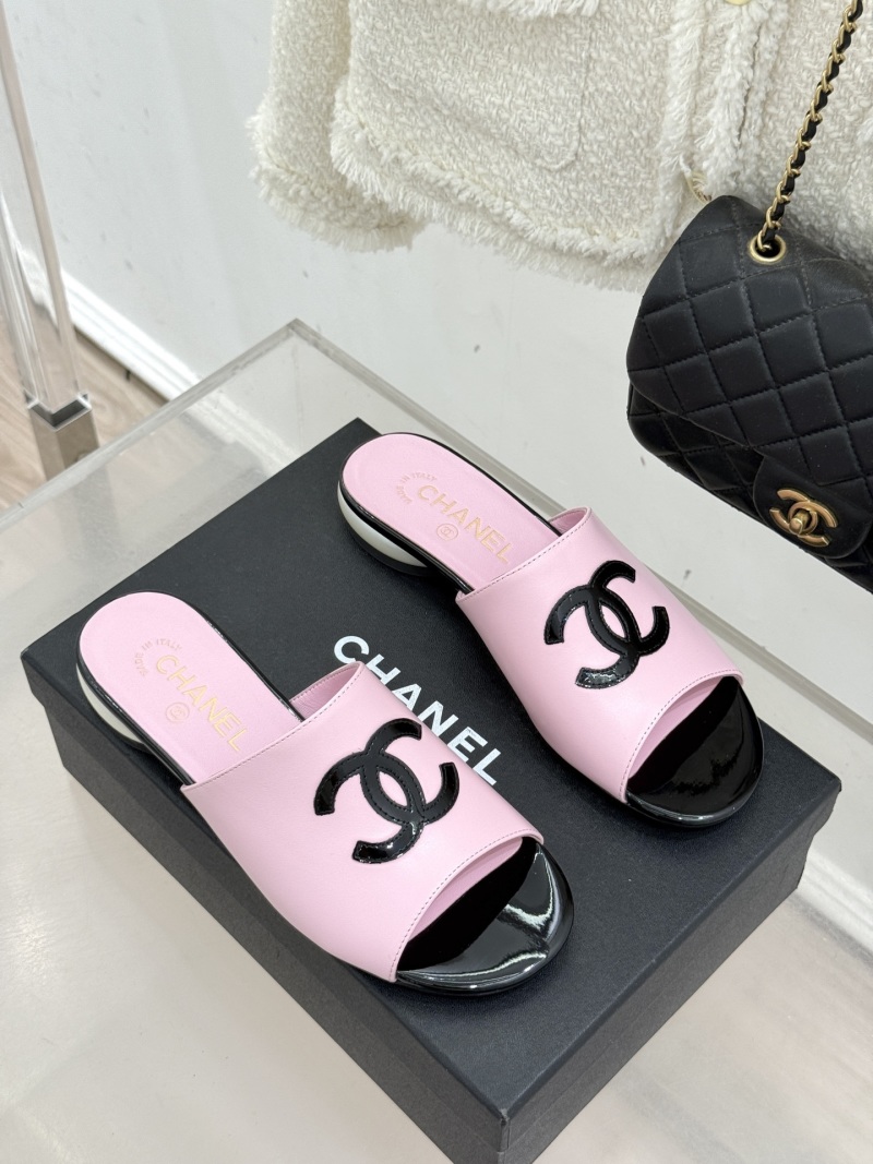 Женские босоножки розовые на перламутровом каблуке с эмблемой Chanel