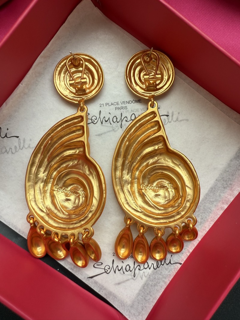 Золотистые серьги с витыми узорами и подвесками Schiaparelli
