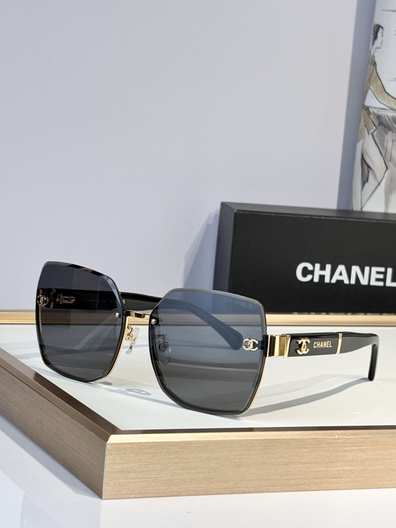 Солнцезащитные очки Chanel черные
