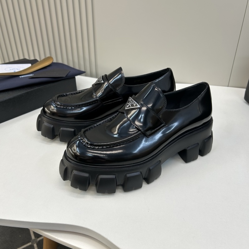 Мужские лоферы Prada лаковые на массивной подошве