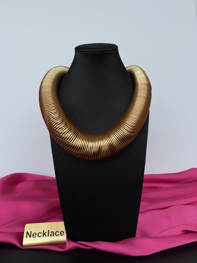 Золотистое колье с рельефным узором Schiaparelli