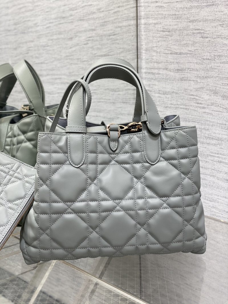Сумка Dior с золотой фурнитурой серый