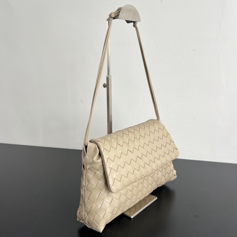 Сумка плетеная с клапаном и ремнем Bottega Veneta