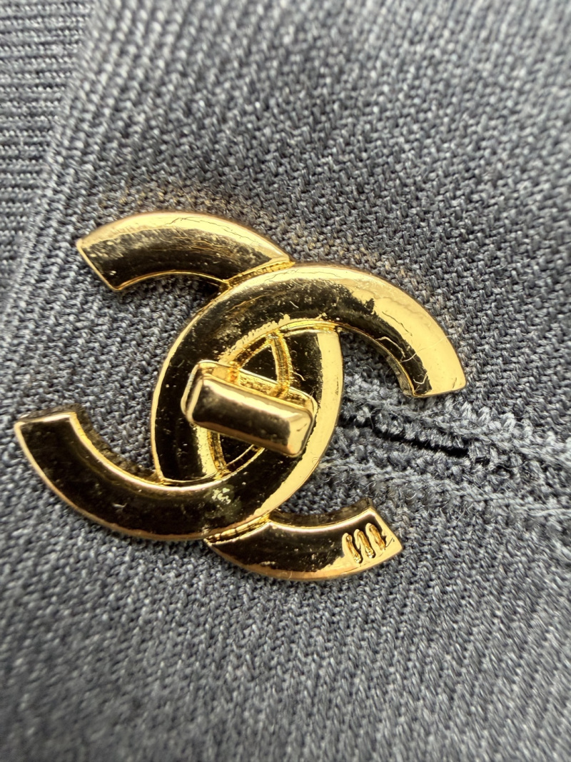 Чёрные брюки Chanel с золотой пряжкой