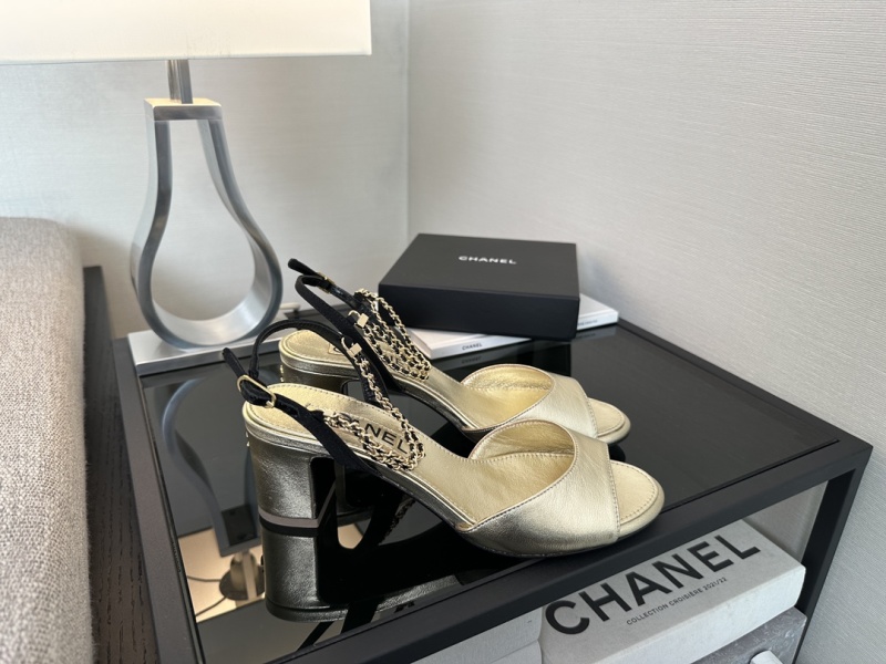 Женские босоножки Chanel золотого цвета на каблуке
