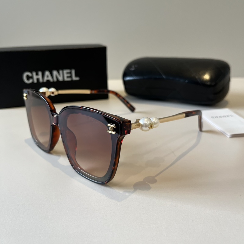 Солнцезащитные очки Chanel с декором в виде жемчуга