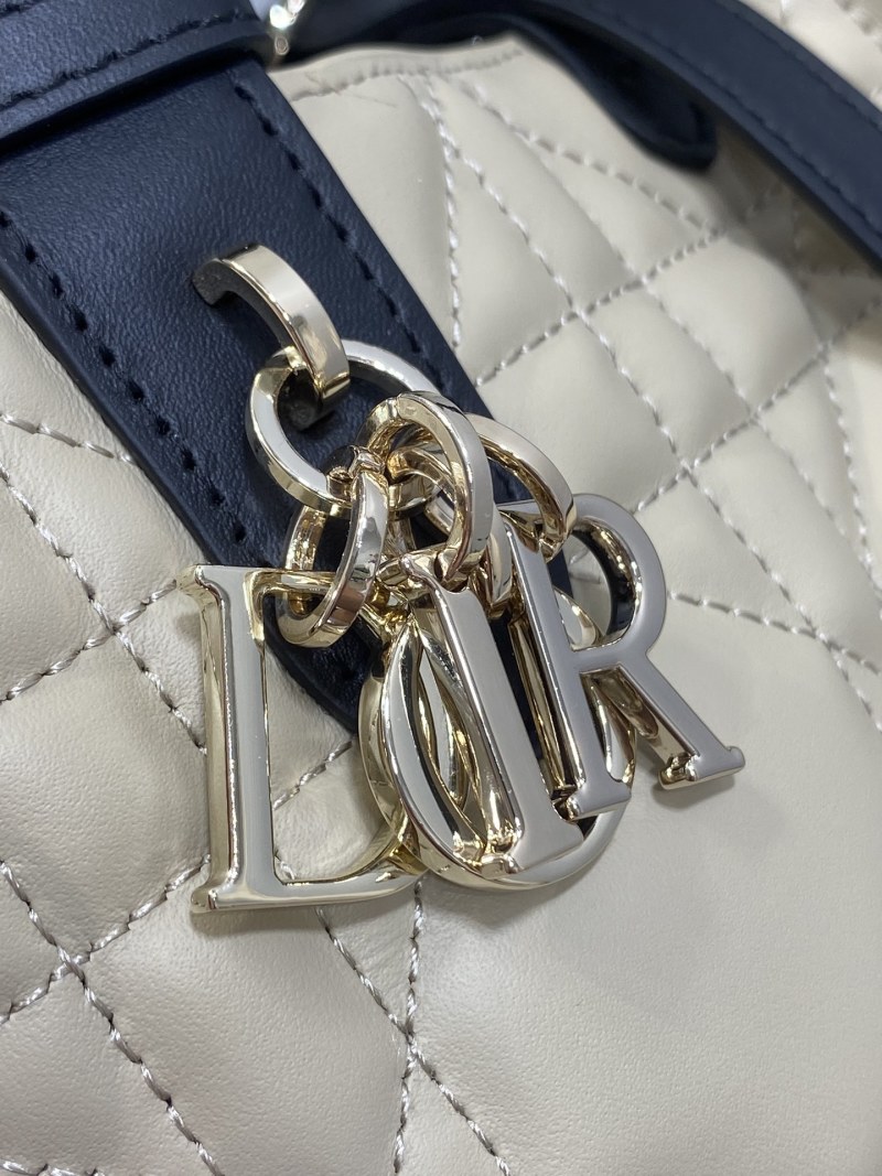 Сумка Dior с квилтингом и металлической фурнитурой