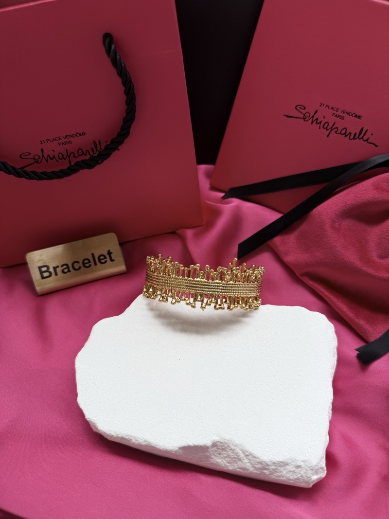 Брошь в виде короны Schiaparelli
