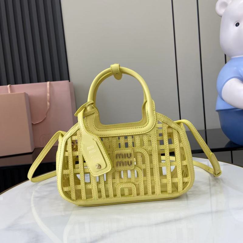 Сумка Miu Miu желтая с плетеным дизайном