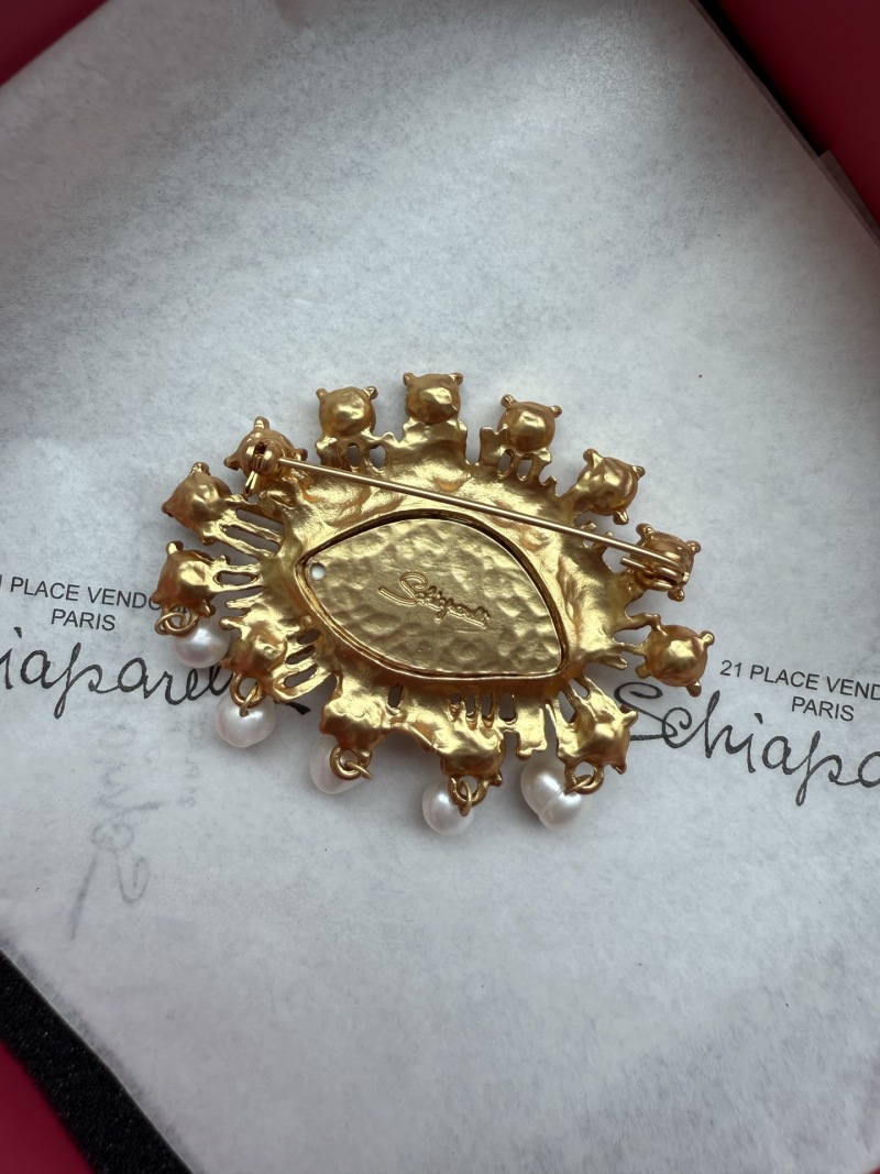 Брошь Schiaparelli в виде глаза