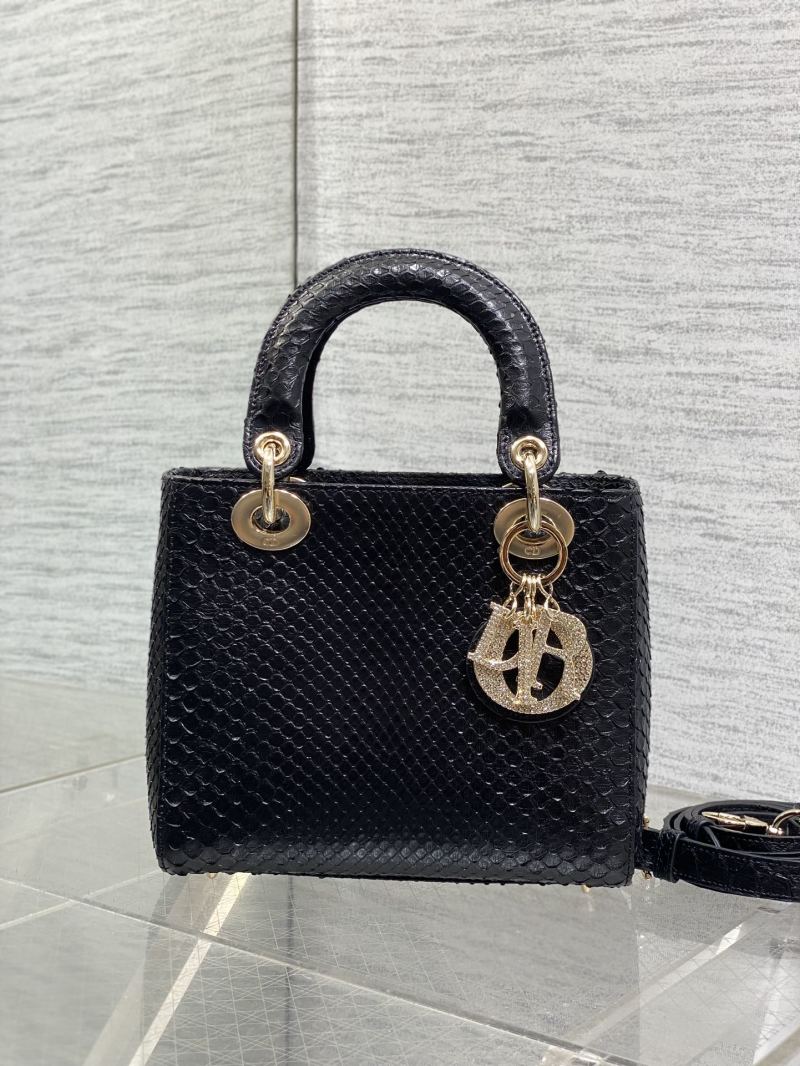 Черная сумка Lady Dior с тиснением под змею