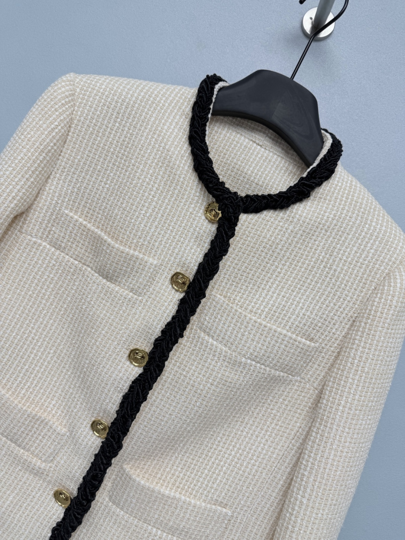 Молочная куртка Chanel с черной кисточкой