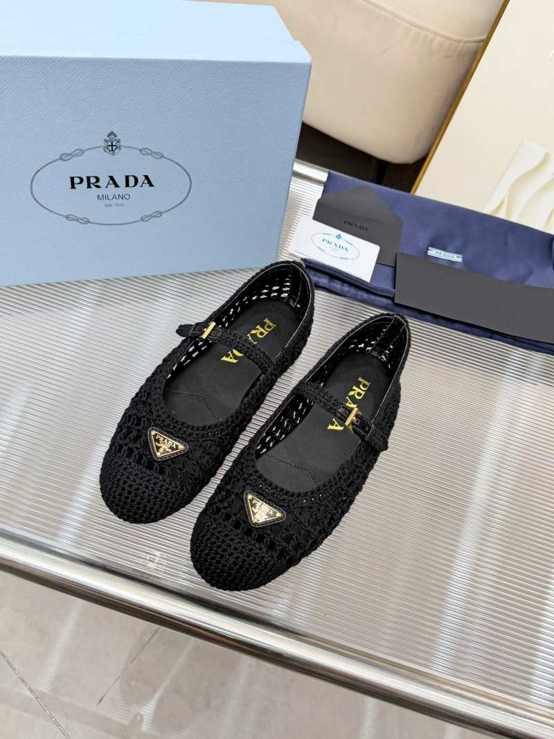 Женские черные плетеные балетки Prada