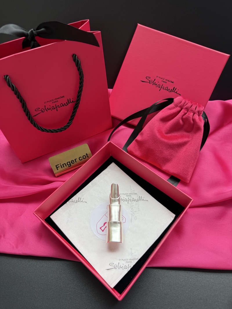 Браслет-фигурка в виде пальца Schiaparelli