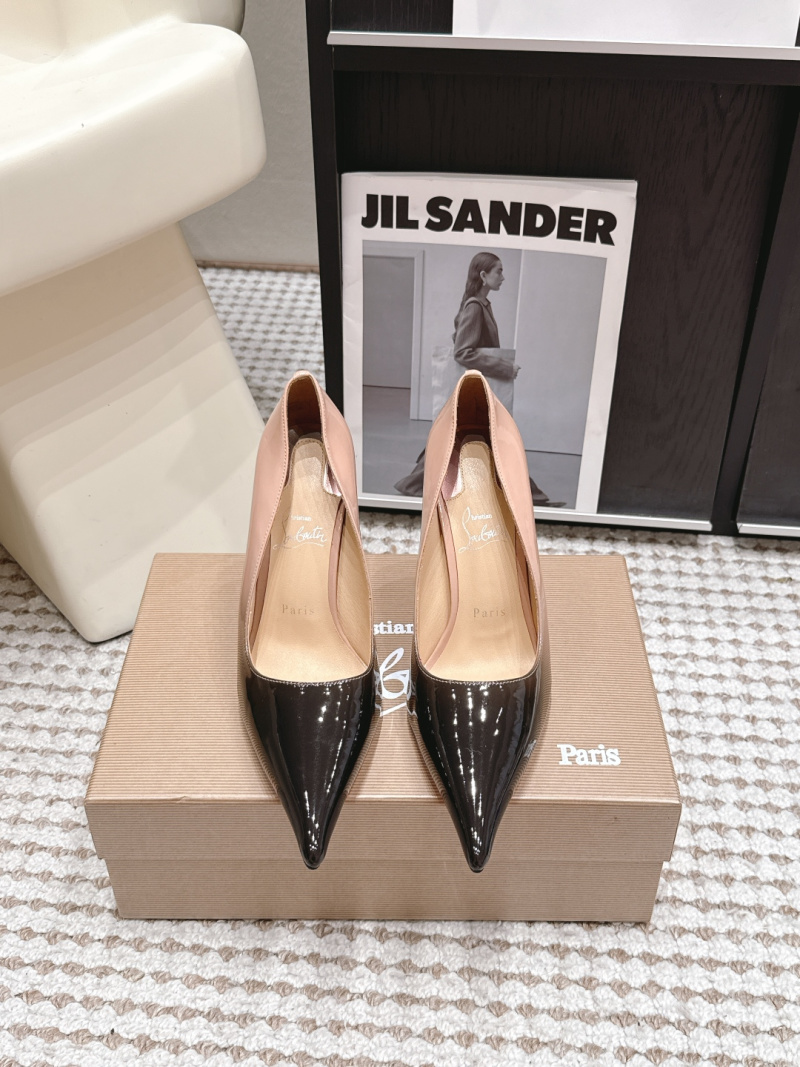 Женские лаковые туфли с острым носком Christian Louboutin