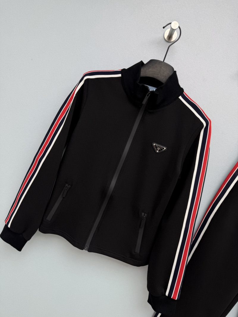 Чёрный спортивный костюм Prada с красно-белыми полосами