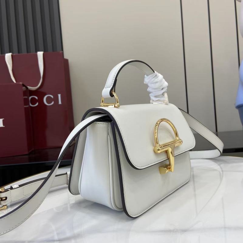 Женская сумка Gucci с золотой фурнитурой