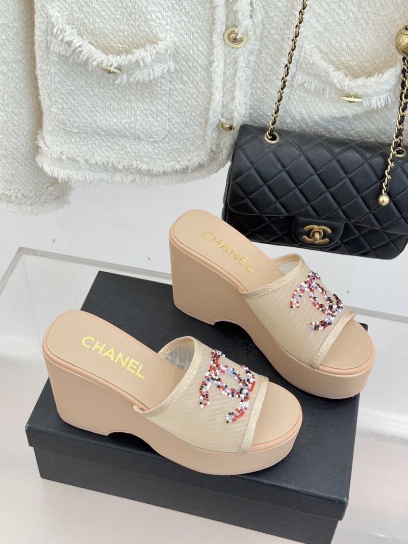 Сабо с декором в виде переплетенных букв Chanel