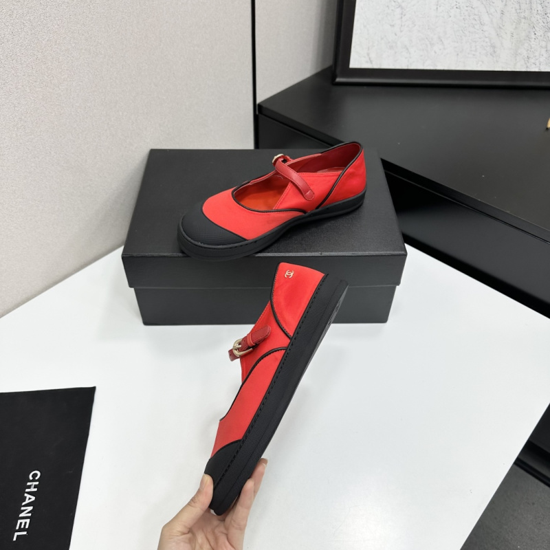 Женские туфли красные на плоской подошве с ремешком и логотипом Gucci
