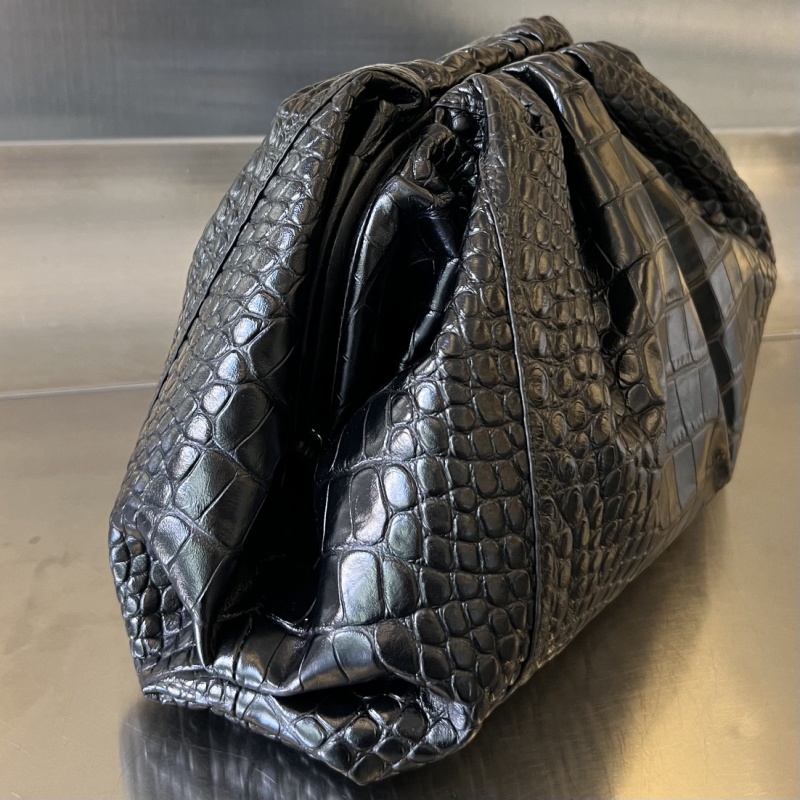 Сумка Bottega Veneta Clutch Pouch с текстурой крокодила