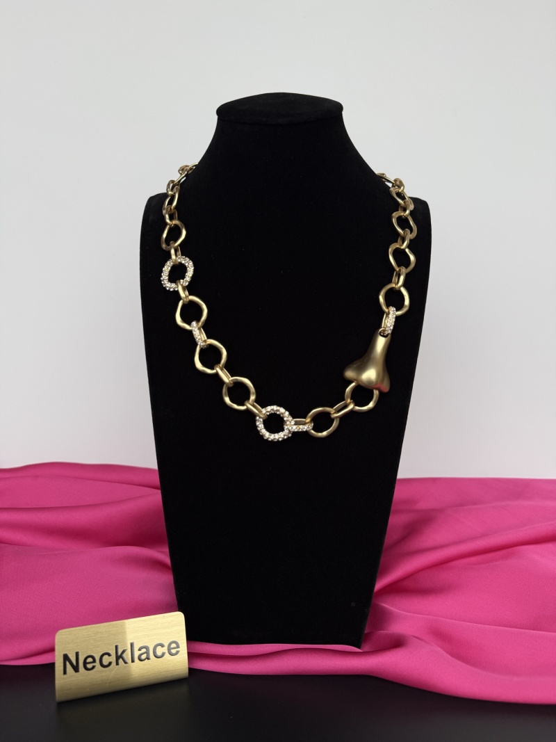 Золотистое колье с цепочкой и декоративными элементами Schiaparelli
