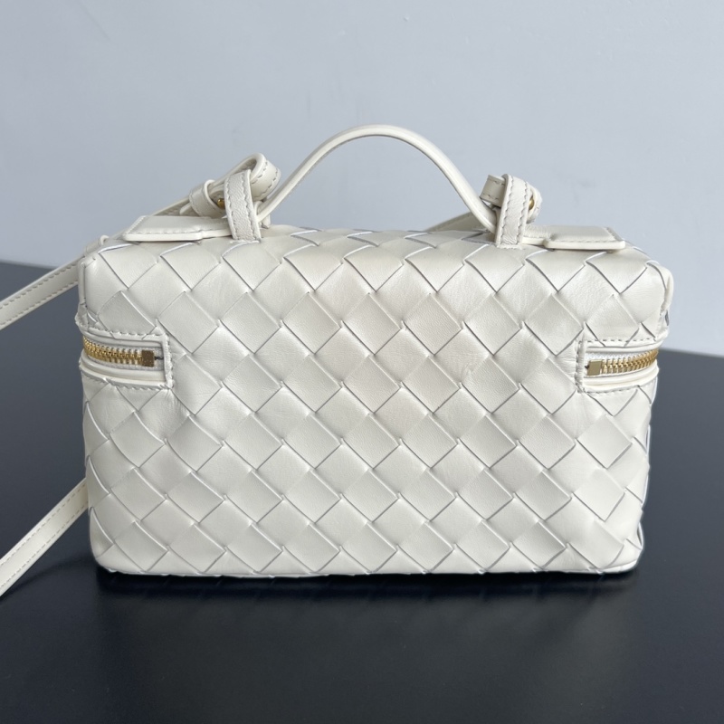 Плетеная косметичка Bottega Veneta