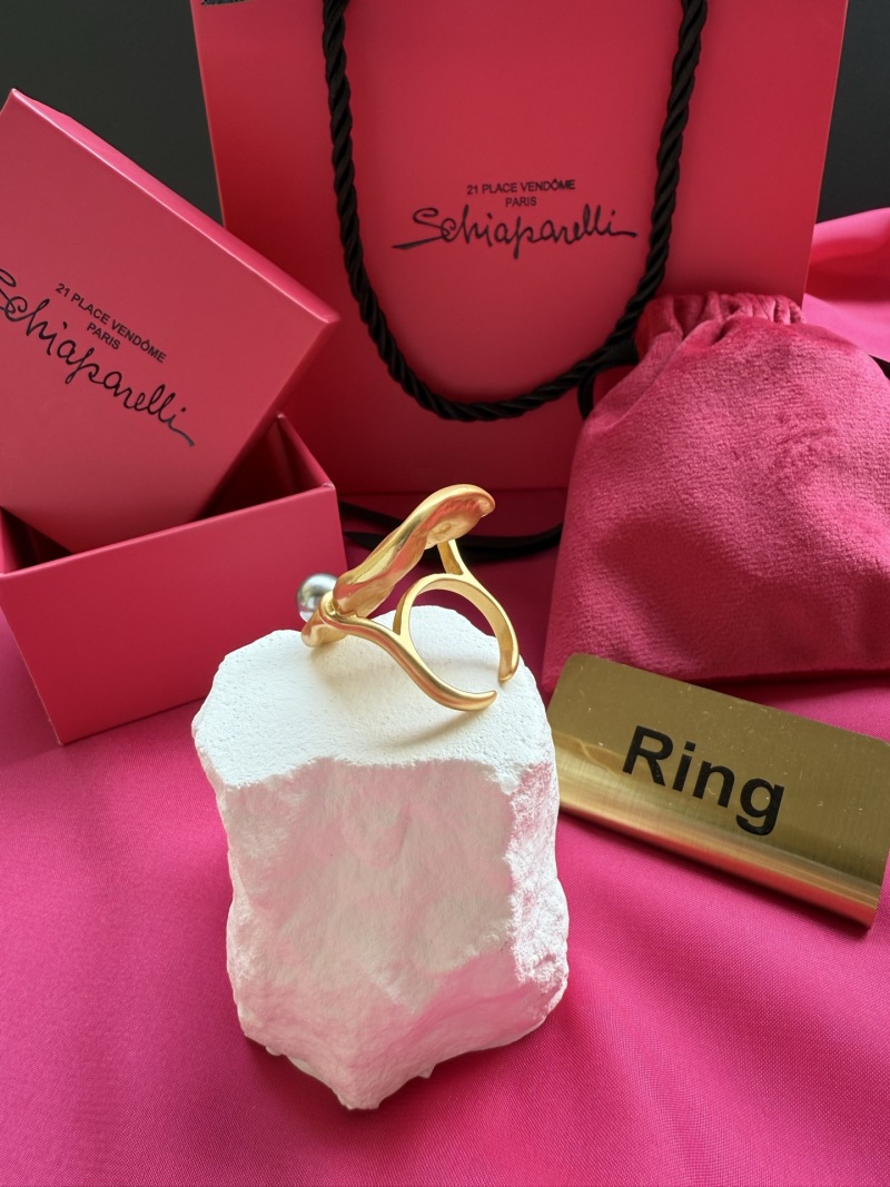 Золотистое кольцо в форме уха с жемчугом Schiaparelli