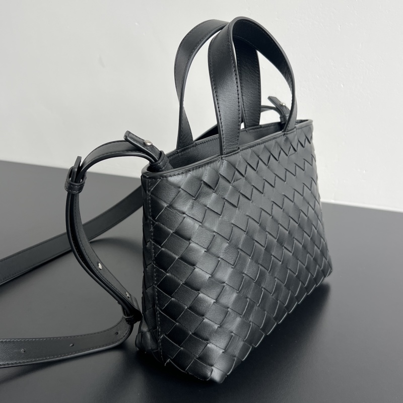Мини-сумка Bottega Veneta плетеная из натуральной кожи