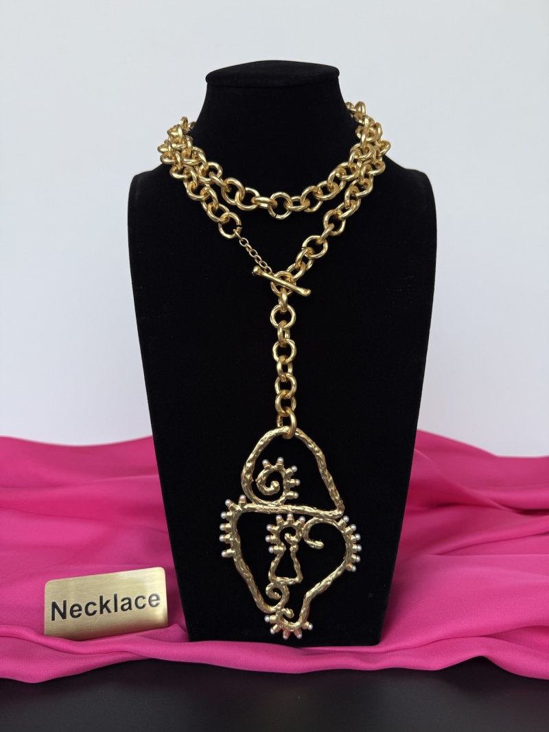 Золотистое колье с декоративным подвесом Schiaparelli
