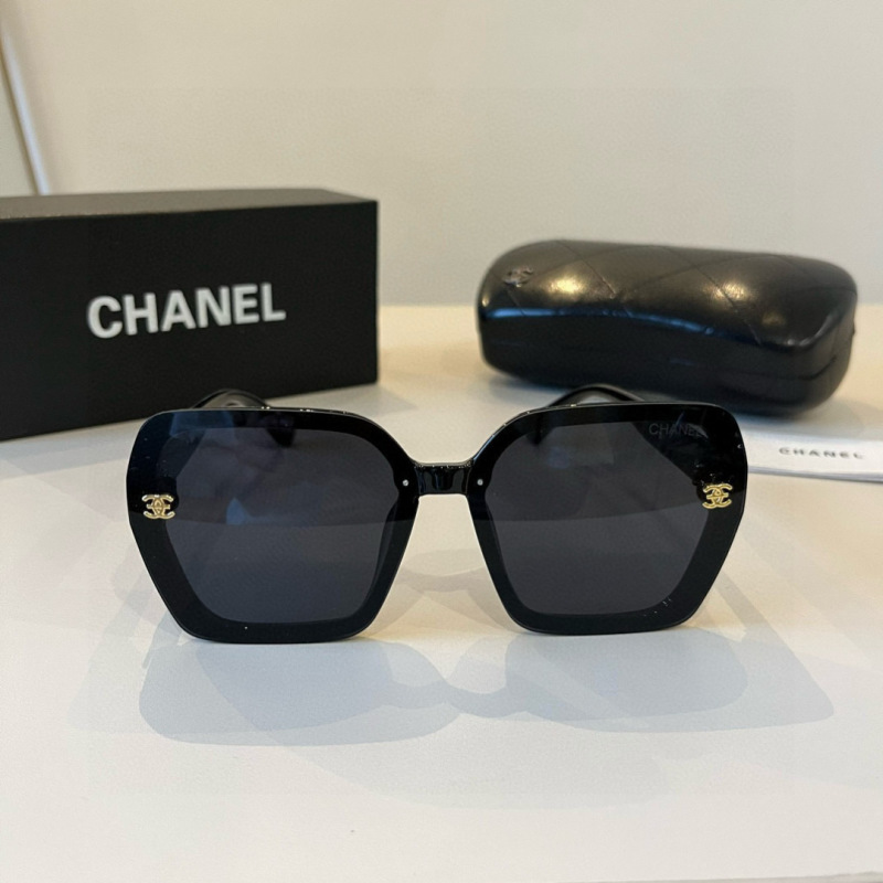Солнцезащитные очки Chanel