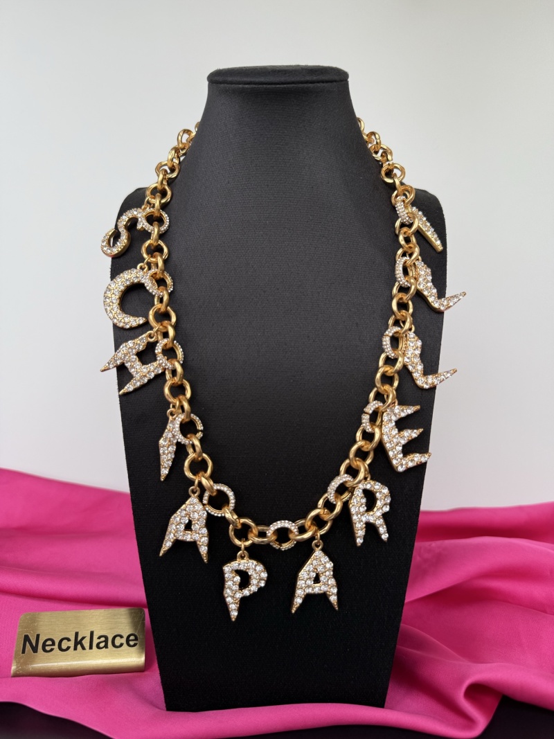 Наручное колье с кристаллами и надписью Schiaparelli