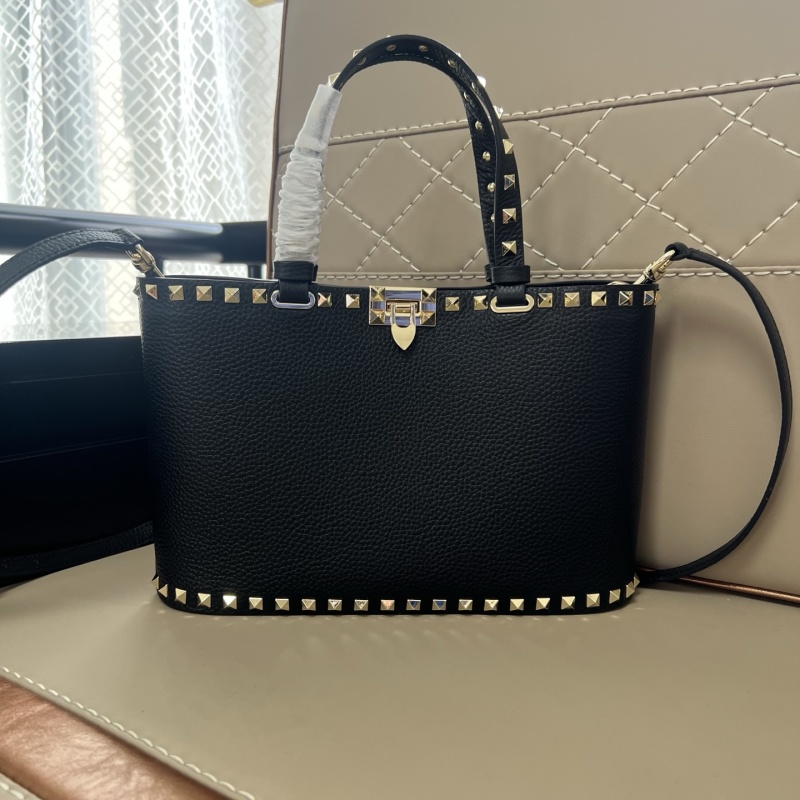 Сумка GARAVANI ROCKSTUD с заклепками Valentino Garavani
