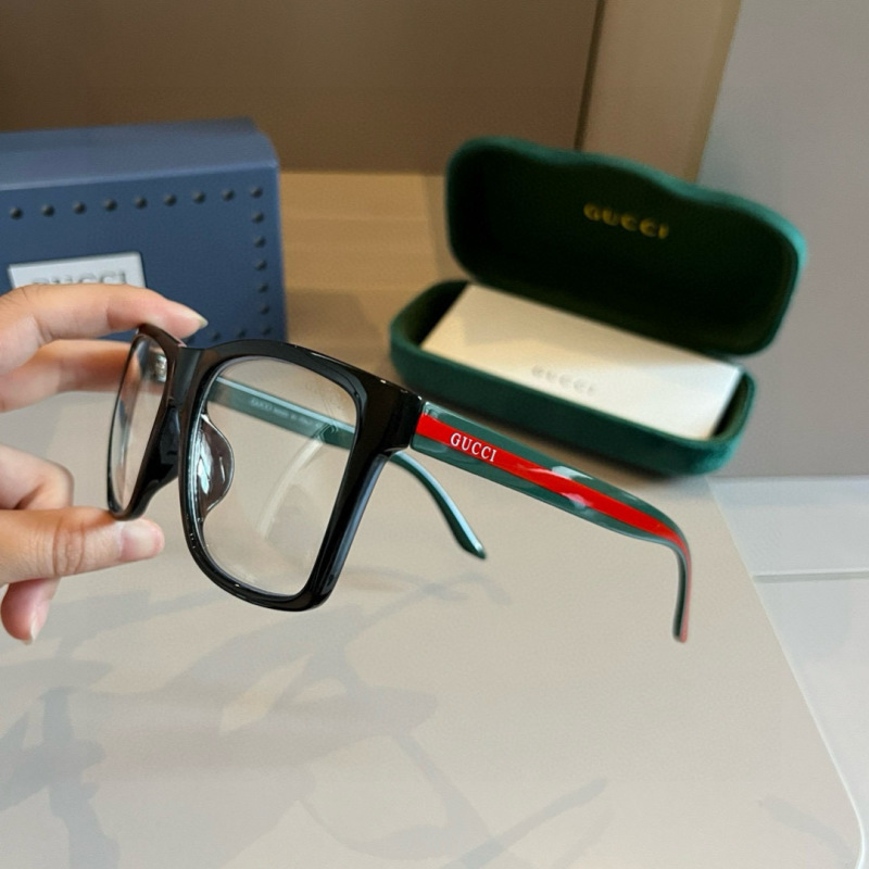 Солнечные очки Gucci в черной оправе