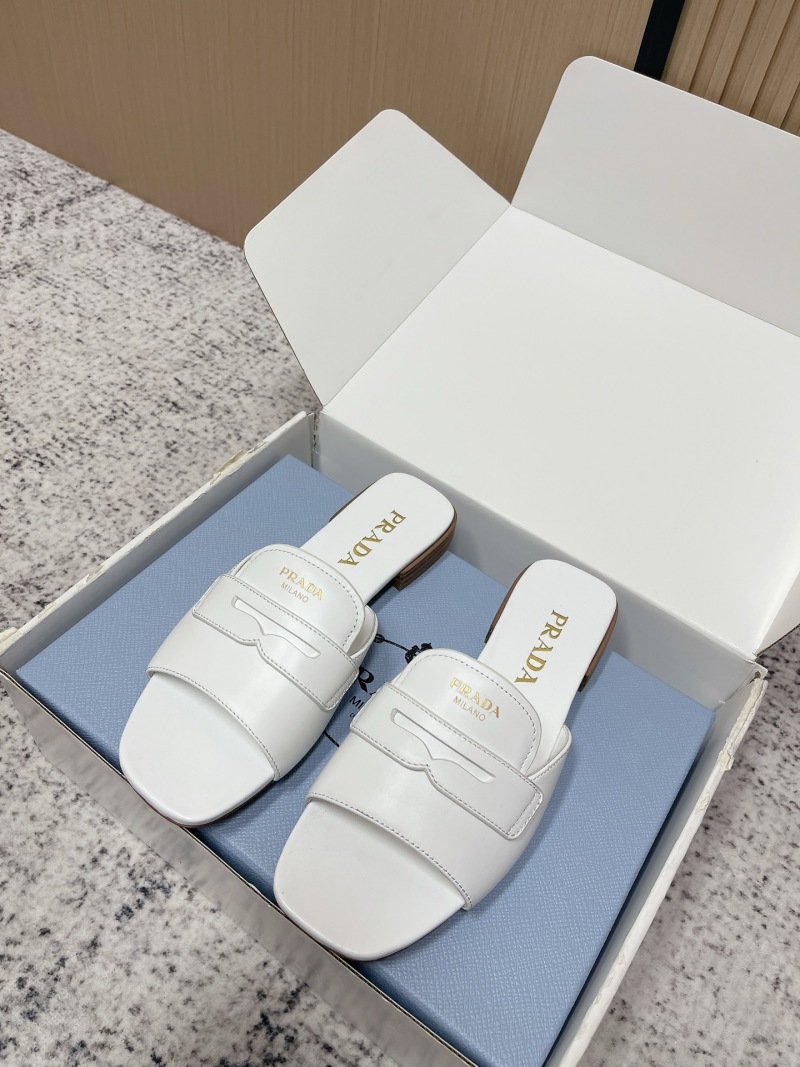 Женские босоножки Prada белого цвета