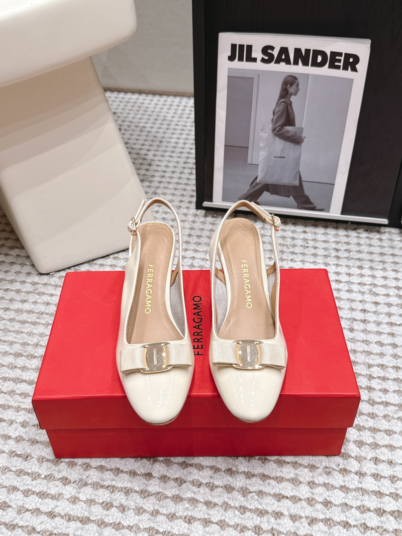 Женские туфли с бантом и металлической фурнитурой Ferragamo