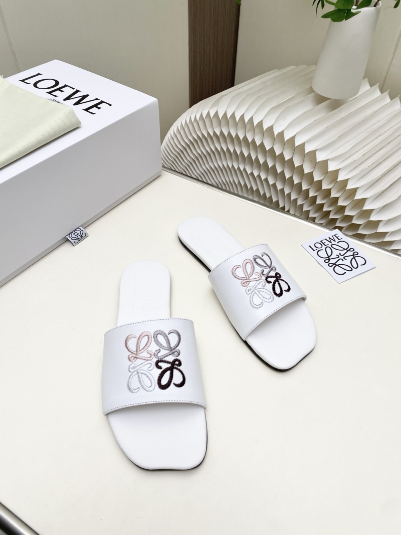 Белые кожаные шлепанцы с вышивкой Loewe