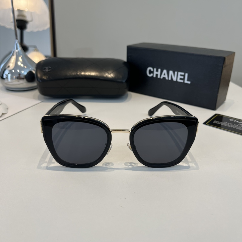 Солнечные очки Chanel