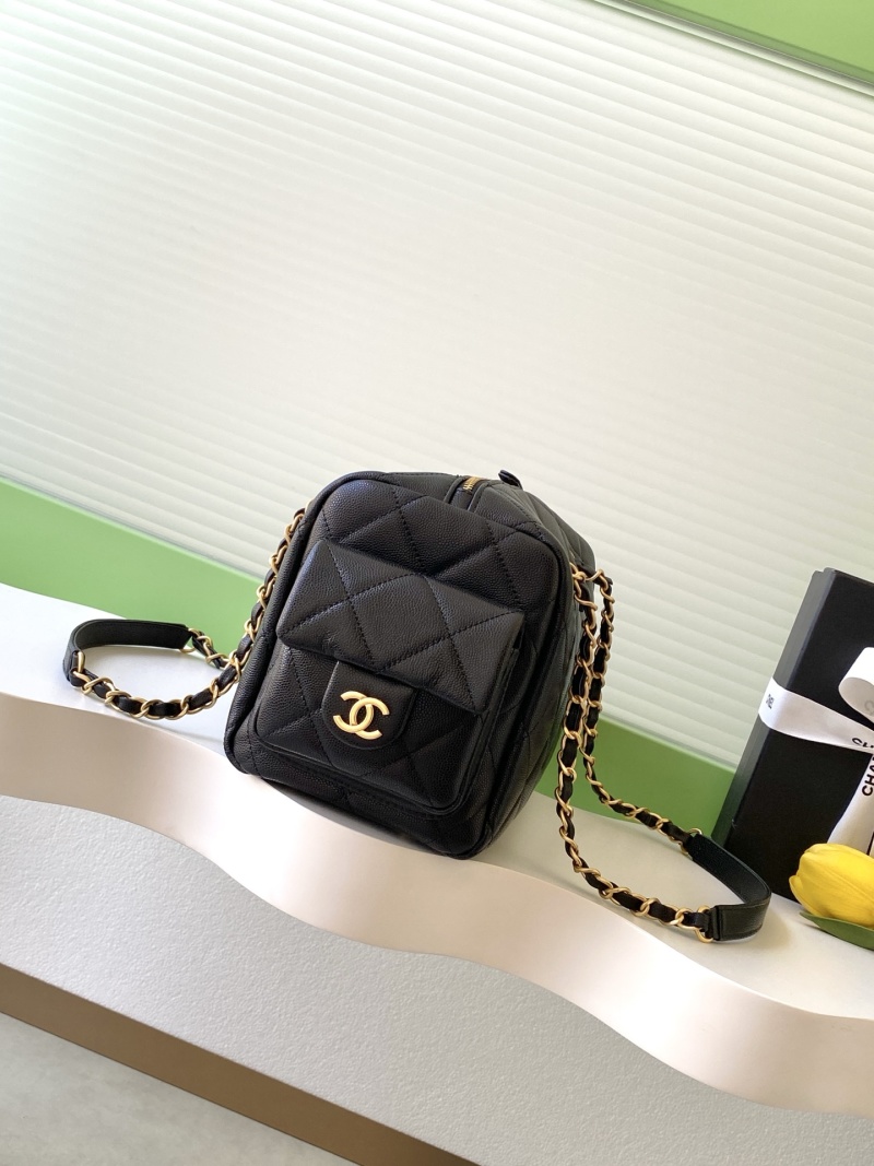 Черная сумка с цепочкой и золотистым замком Chanel