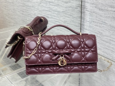 Красный кошелёк Dior с цепочкой