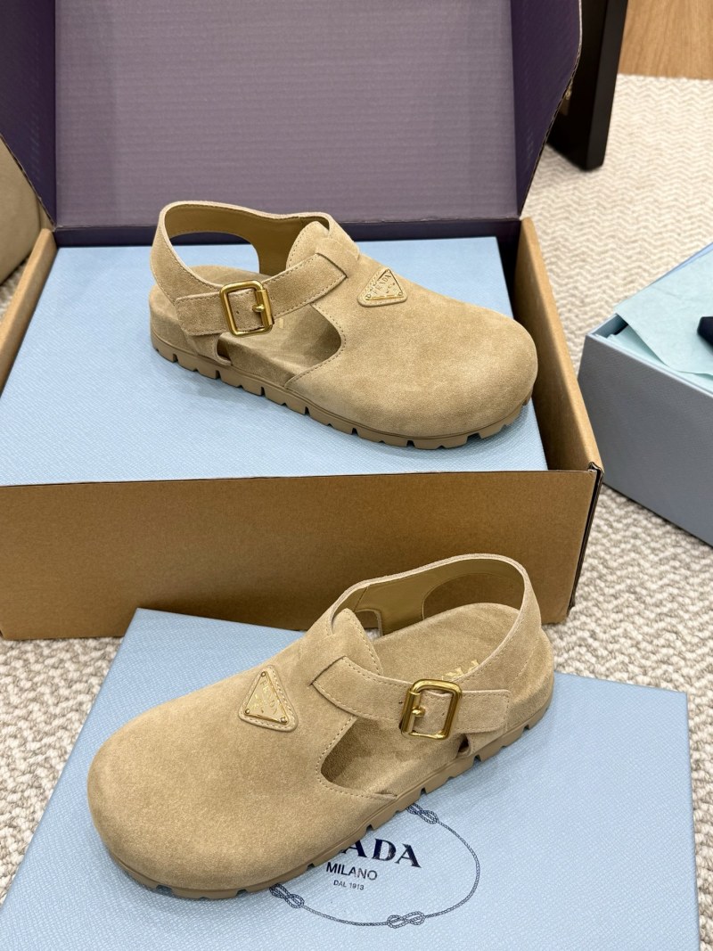 Женские замшевые сабо с треугольным декором Prada