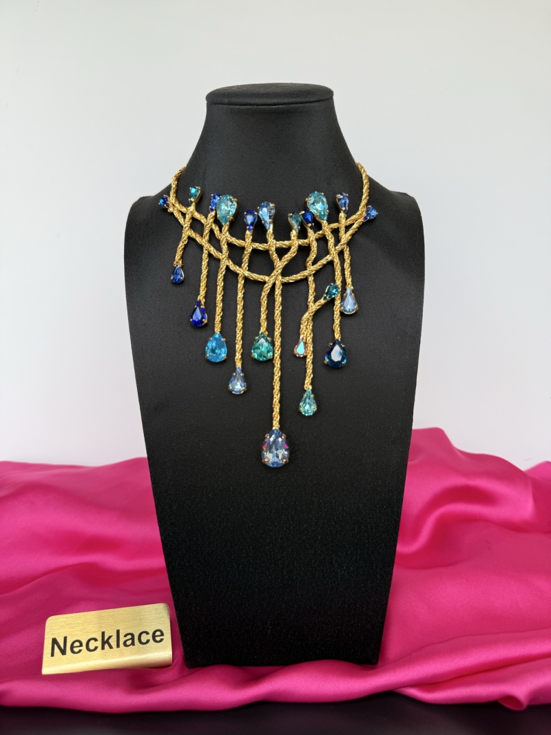 Нарядное колье с кристаллами Schiaparelli
