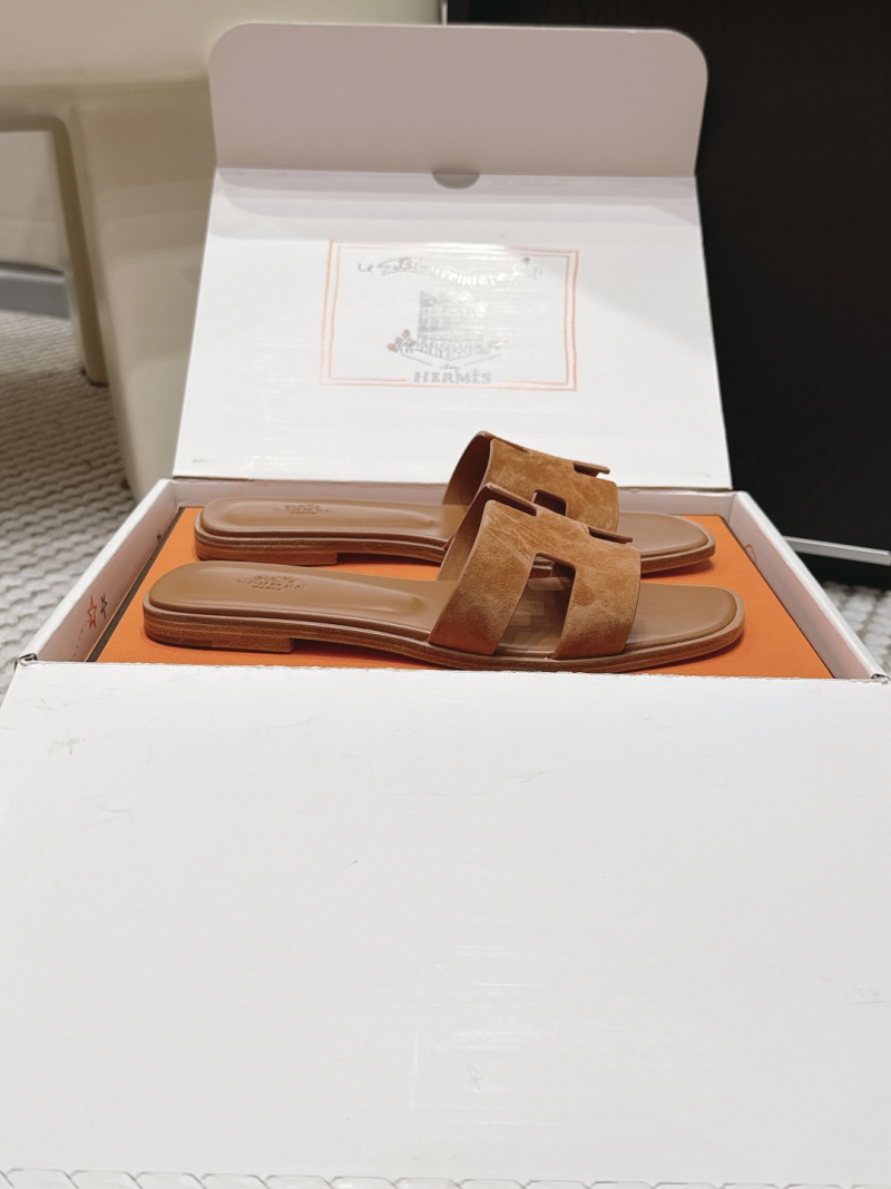 Шлёпанцы белые с логотипом Hermès