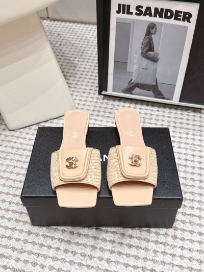 Бальные туфли Chanel с золотым логотипом