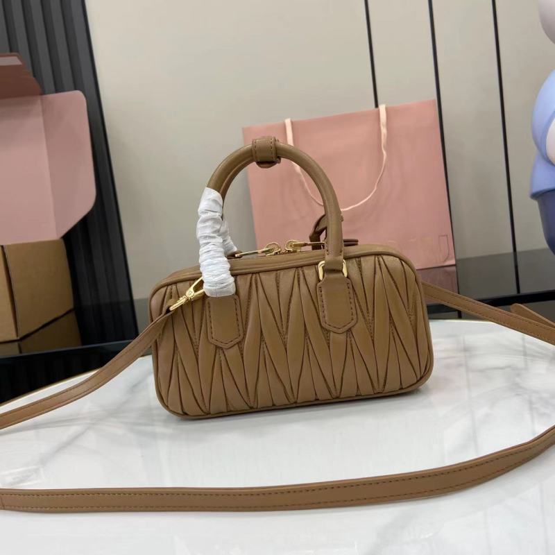 Сумка Miu Miu с ручкой и ремнем
