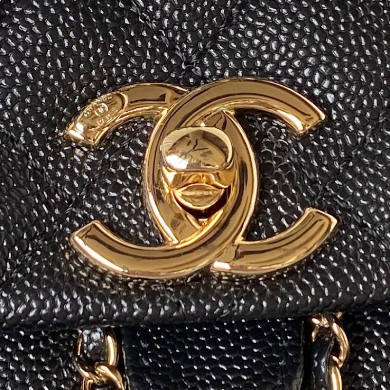Черный рюкзак Chanel с золотой фурнитурой