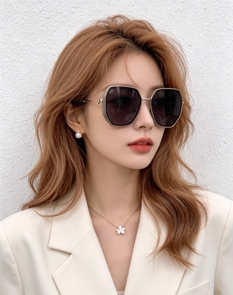 Солнечные очки квадратные женские с темными линзами Dior